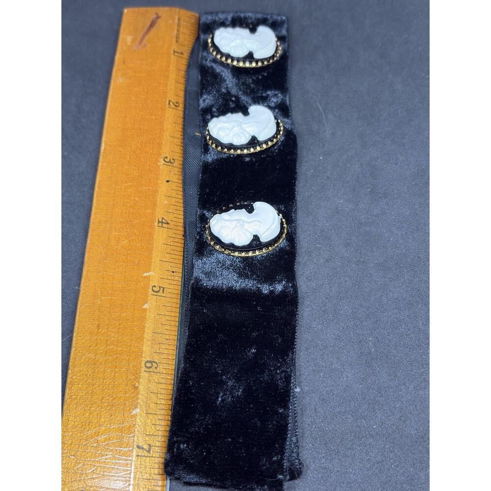Vintage Costume Black Modeled Cameo Velvet Choker Necklace 14” - Picture 5 of 5